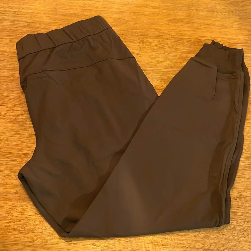 Lululemon on the fly joggers